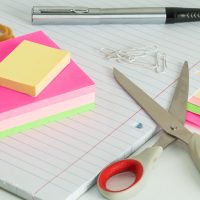 自动化工具编辑在深色桌面环境下整理脚本流程笔记，屏幕蓝光映在笔记本页面上